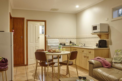 Goldfield Holiday Units - Accommodation QLD 7