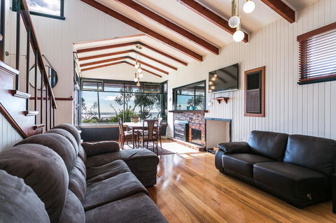 Beach Front Beauty - Ocean Front Views - Accommodation QLD 6
