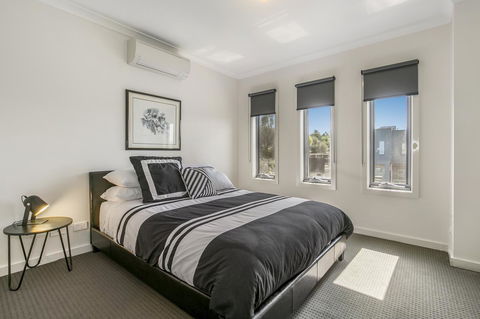 Marina Beach - Accommodation QLD 0