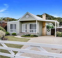 Cute Cottage on Cain - beach at end of street - Accommodation QLD