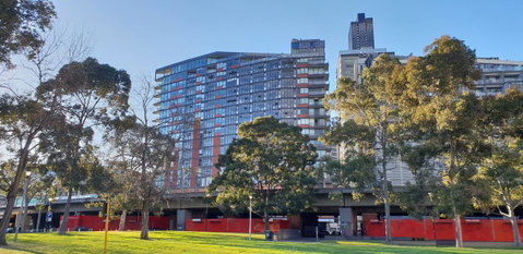Trendy City Pad Melbourne - Accommodation QLD 17