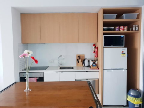 Trendy City Pad Melbourne - Accommodation QLD 7