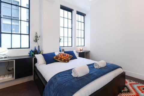 Spacious Designer Warehouse Melbourne CBD Apartment - Accommodation QLD 8