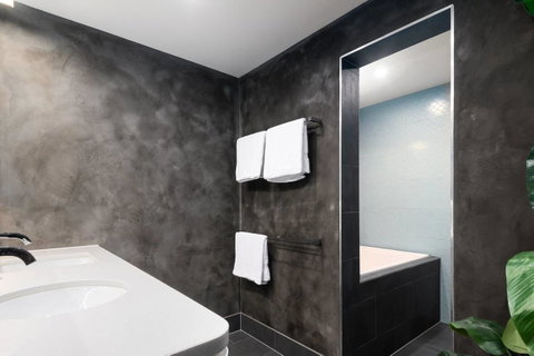 Spacious Designer Warehouse Melbourne CBD Apartment - Accommodation QLD 12