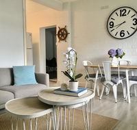 The Wheelhouse - 2BR Waterfront Apt in town - Accommodation QLD