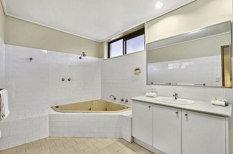 Knox International Hotel And Apartments - Accommodation QLD 12