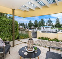 The Waterfront Apartment - Accommodation QLD