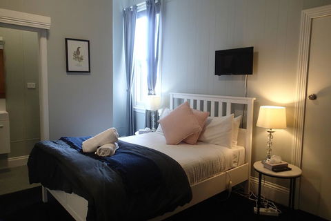 The Bischoff Hotel - Accommodation QLD 3