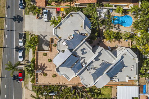 The Burlington Holiday Apartments - Accommodation QLD 3