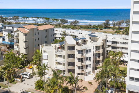 The Burlington Holiday Apartments - Accommodation QLD 2