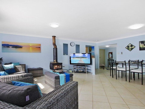 The Burra Break - 3 Minute Walk To Beach Access - Accommodation QLD 0