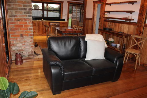 The Cottage - Accommodation QLD 2