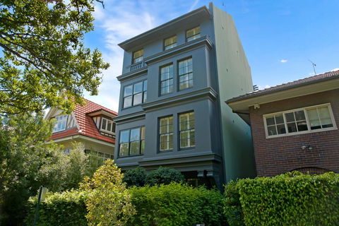 The Courtyard Of St Neot - Art Deco 2BR Potts Point Apartment With Large Courtyard In Stunning Location - Accommodation QLD 1