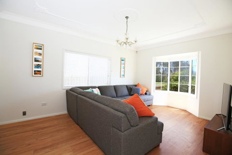 The Crescent - Pet Friendly - 1 Min To Beach - Accommodation QLD 2