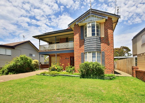 The Crescent - Pet Friendly - 1 Min To Beach - Accommodation QLD 1