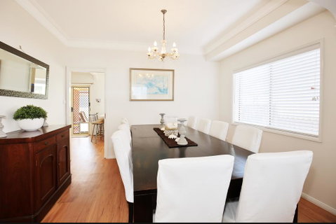 The Crescent - Pet Friendly - 1 Min To Beach - Accommodation QLD 3