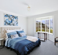 The Crescent - Pet Friendly - 1 Min to Beach - Accommodation QLD