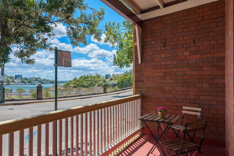 The Darlingbay - CBD Harbour View Escape - Accommodation QLD 3