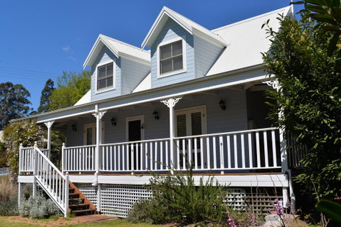 The Doll's House - Charming 2 Bedroom Cottage Just A Short Walk From The Village - Accommodation QLD 1