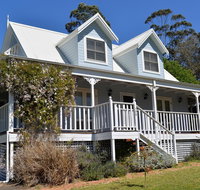 The Doll's House - Charming 2 bedroom cottage just a short walk from the village - Accommodation QLD