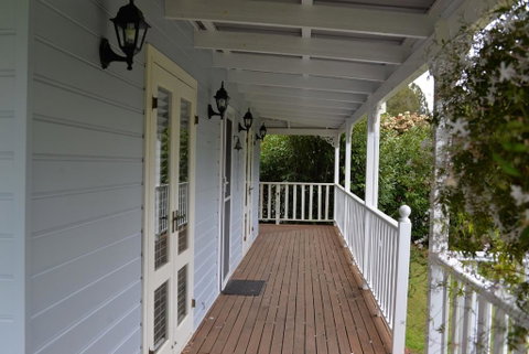 The Doll's House - Charming 2 Bedroom Cottage Just A Short Walk From The Village - Accommodation QLD 2