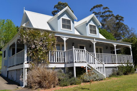 The Doll's House - Charming 2 Bedroom Cottage Just A Short Walk From The Village - Accommodation QLD 0