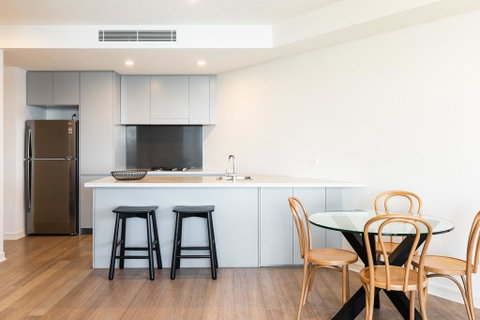 The Edge - Luxurious Waterfront Apartment - Accommodation QLD 2
