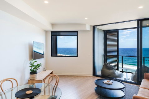 The Edge - Luxurious Waterfront Apartment - Accommodation QLD 0