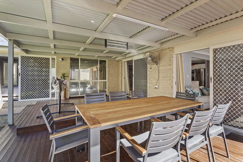 The Family Entertainer In The Heart Of Corlette! - Accommodation QLD 3