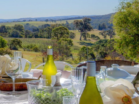 The Farmhouse - Grape Vines And Rolling Green Hills - Accommodation QLD 0