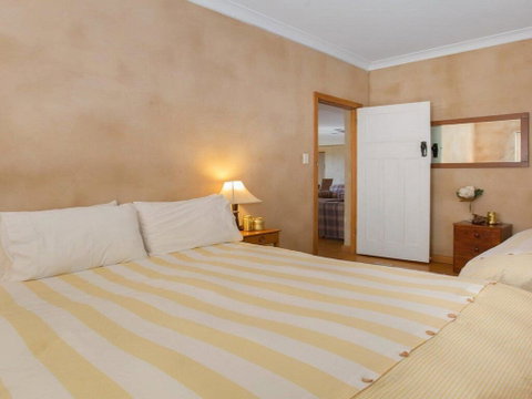 The Farmhouse - Grape Vines And Rolling Green Hills - Accommodation QLD 1