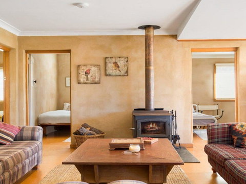 The Farmhouse - Grape Vines And Rolling Green Hills - Accommodation QLD 2