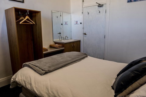 The Imperial Hotel - Accommodation QLD 3