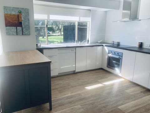 The Lake House - Accommodation QLD 1