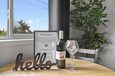 The Neo Stylish Central Apartment With Aircon Courtyard And Netflix - Accommodation QLD 1