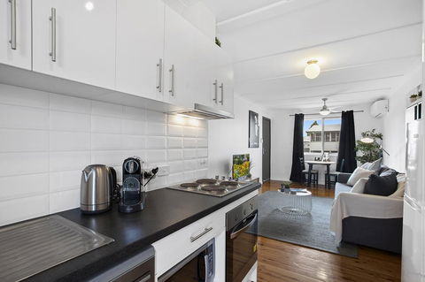 The Neo Stylish Central Apartment With Aircon Courtyard And Netflix - Accommodation QLD 2