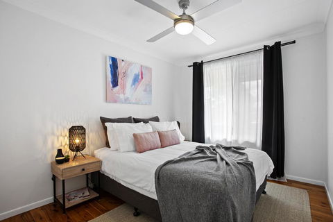The Neo Stylish Central Apartment With Aircon Courtyard And Netflix - Accommodation QLD 0