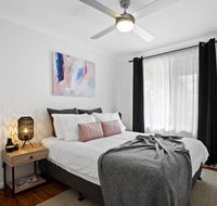The Neo stylish central apartment with aircon courtyard and Netflix - Accommodation QLD