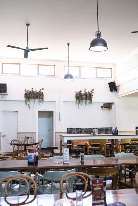 The Oaks Hotel - Accommodation QLD 3