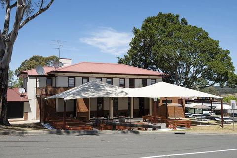 The Oaks Hotel - Accommodation QLD 0