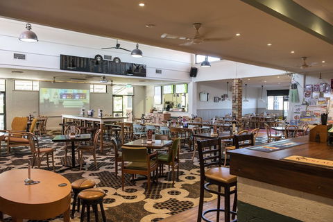 The Oaks Hotel - Accommodation QLD 1