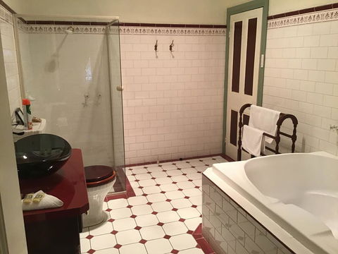 The Olde Devonshire House - Accommodation QLD 3