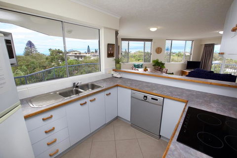 The Outlook Unit 14, 9 Hume Pde - Accommodation QLD 2