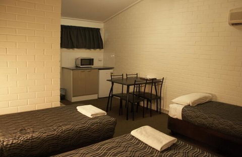 The Plains Motor Inn - Accommodation QLD 3
