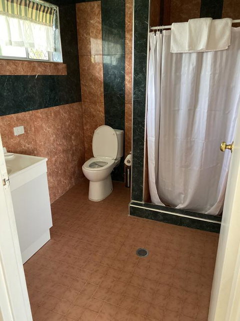 THE QUEENSLANDER MOTEL - Accommodation QLD 1