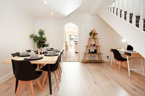 THE RENWICK - Hosted By: L'Abode Accommodation - Accommodation QLD 3