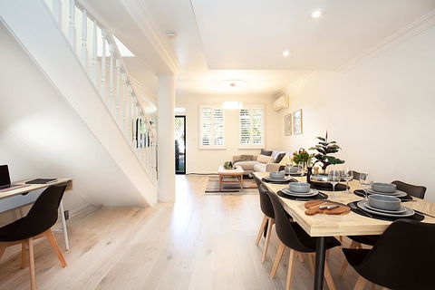 THE RENWICK - Hosted By: L'Abode Accommodation - Accommodation QLD 0