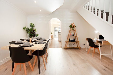 THE RENWICK - Hosted By: L'Abode Accommodation - Accommodation QLD 3