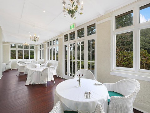 The Robertson Hotel - Accommodation QLD 2