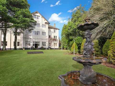 The Robertson Hotel - Accommodation QLD 1
